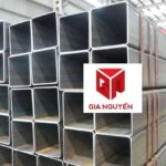 Sắt hộp vuông 40x40 mạ kẽm với bề mặt sáng bóng, các góc cạnh sắc nét, thể hiện chất lượng cao