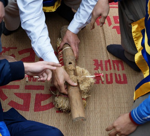 Hình ảnh minh họa cọ xát gỗ tạo ra lửa