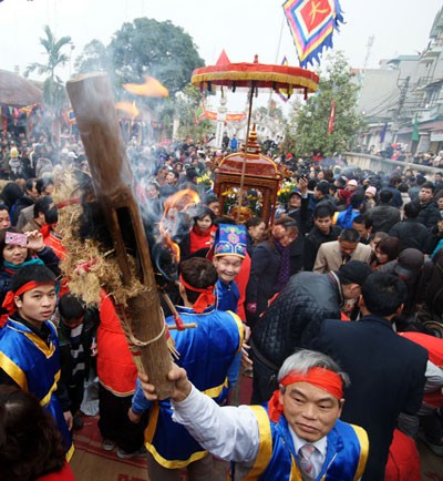 Hình ảnh minh họa cuộc thi tạo lửa tại lễ hội thổi cơm
