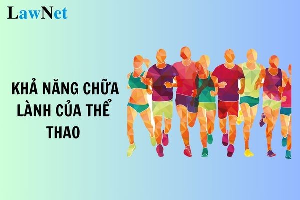 Một vận động viên đang chạy bộ trên đường phố với ánh nắng ban mai