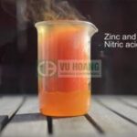 Axit nitric bốc khói trắng hoặc đỏ, tùy thuộc vào lượng nitơ đioxit