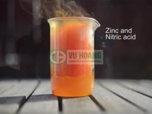 Axit nitric bốc khói trắng hoặc đỏ, tùy thuộc vào lượng nitơ đioxit