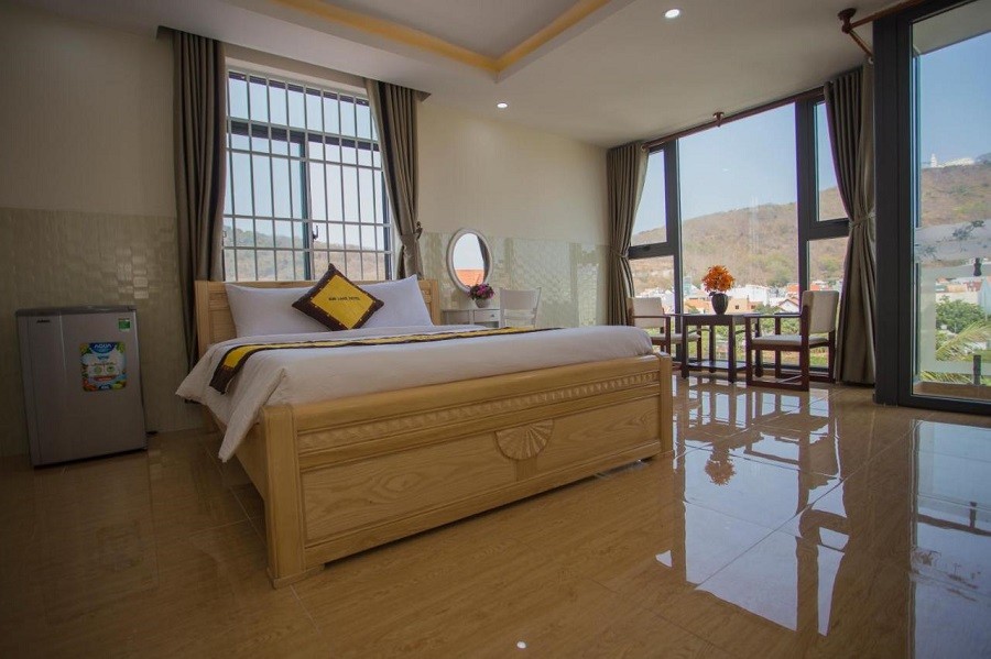 Khách sạn Sun Lake Vũng Tàu với tầm nhìn ra hồ nước và đồi núi
