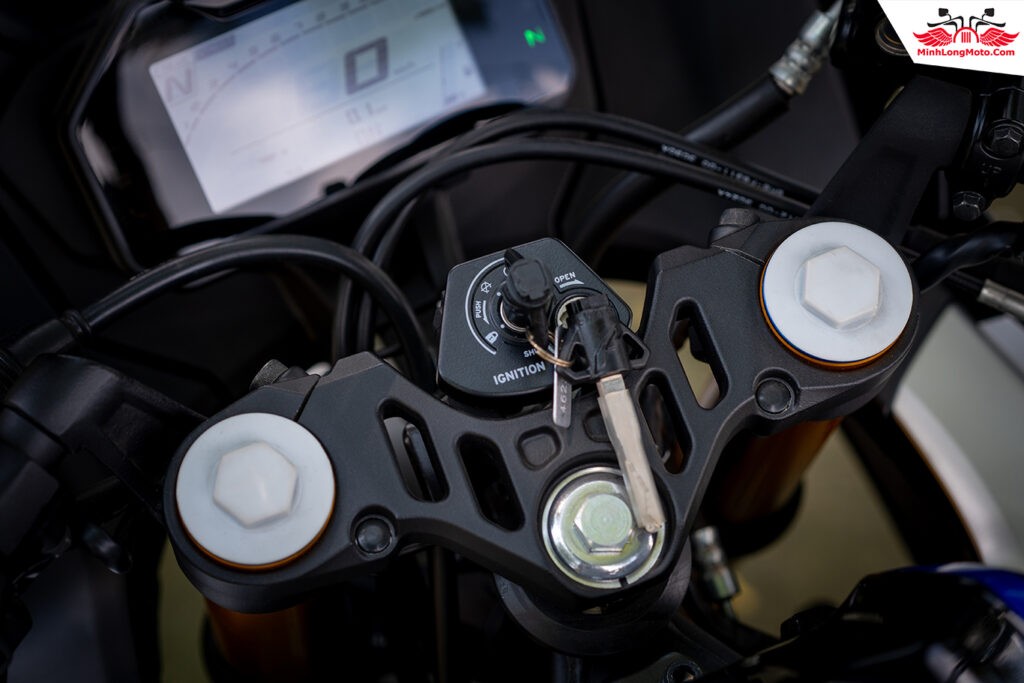 Triple Clamp trên R15V4
