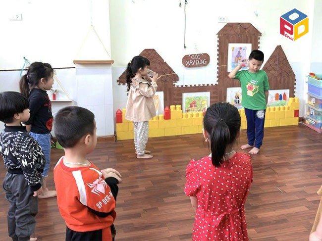 Trò chơi truyền tin giúp trẻ học từ vựng mới một cách hiệu quả và thú vị
