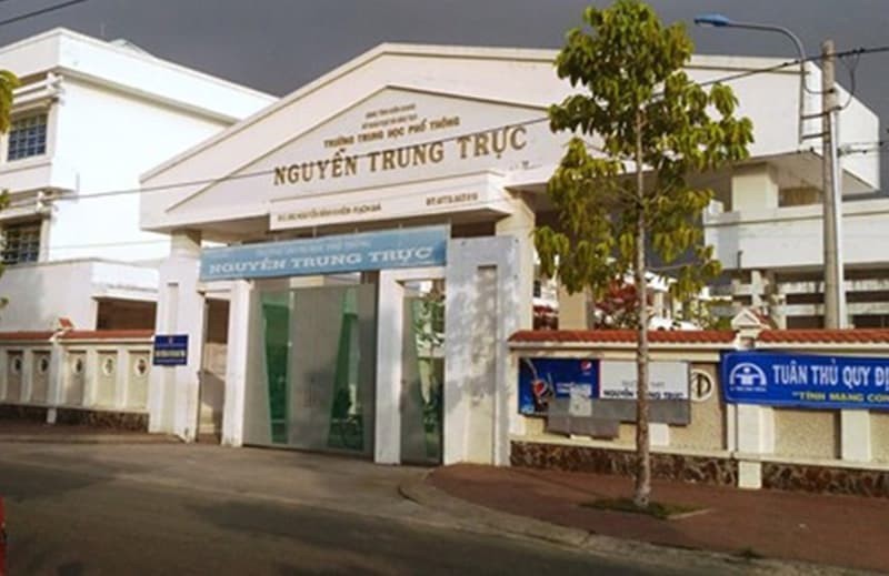 Cổng trường THPT Nguyễn Trung Trực Rạch Giá Kiên Giang
