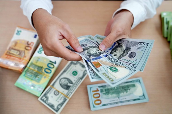 So sánh tỷ giá USD chợ đen và ngân hàng, minh họa sự chênh lệch và các yếu tố ảnh hưởng