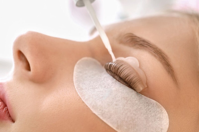 Thuốc uốn mi tốt giúp mi giữ nếp lâu hơn