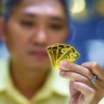 Giá vàng và thị trường xe tải có mối liên hệ gián tiếp qua lạm phát và tỷ giá.