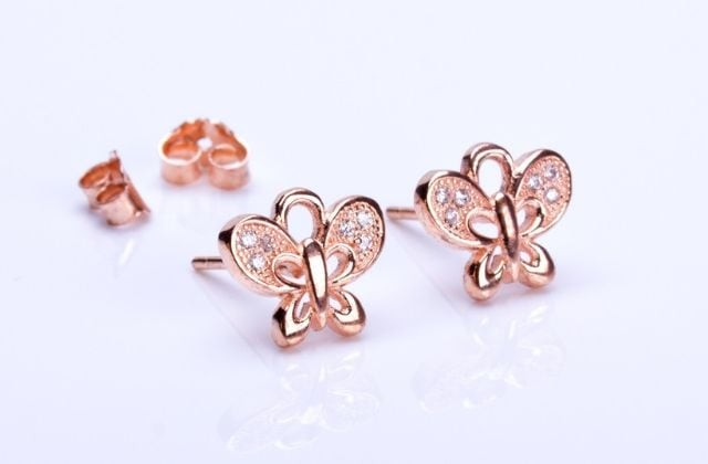 Bông tai bằng vàng hồng giúp cho góc nghiêng của bạn trông cuốn hút hơn
