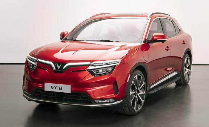 Hình ảnh xe VinFast VF 8 màu xám bạc sang trọng đậu trước một khu nghỉ dưỡng cao cấp