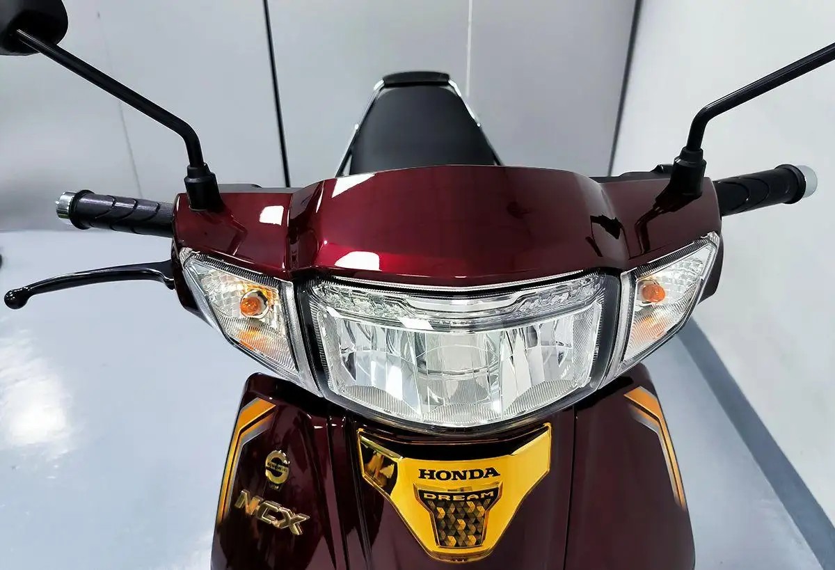 Thiết kế đèn LED và xi nhan đậm phong cách thể thao của Dream Thái 125