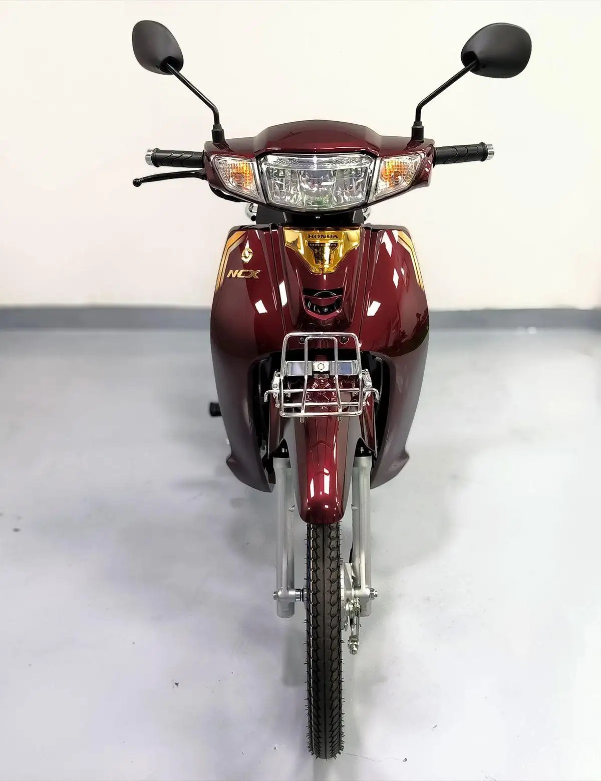 Honda Dream Thái màu nho (đỏ) nhìn từ phía trước