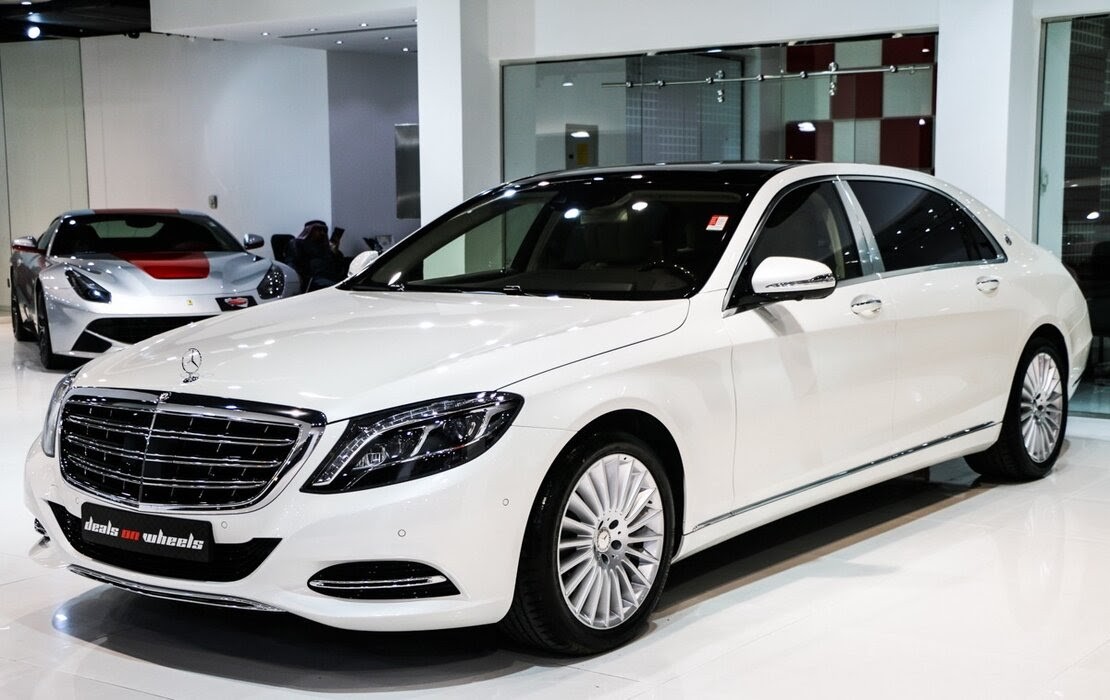 Đầu xe Mercedes S500 với lưới tản nhiệt mạ chrome và đèn pha Digital Light