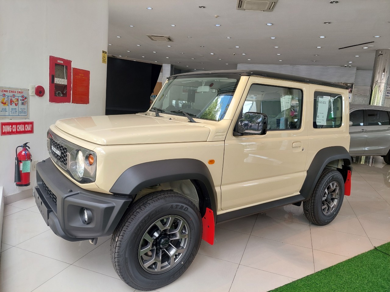 Suzuki Jimny thiết kế vuông vắn, nhỏ gọn
