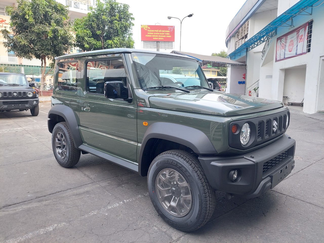 Suzuki Jimny màu xanh rêu