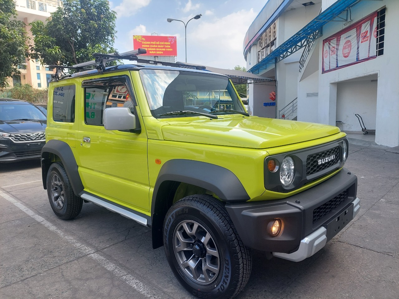 Suzuki Jimny màu vàng đen