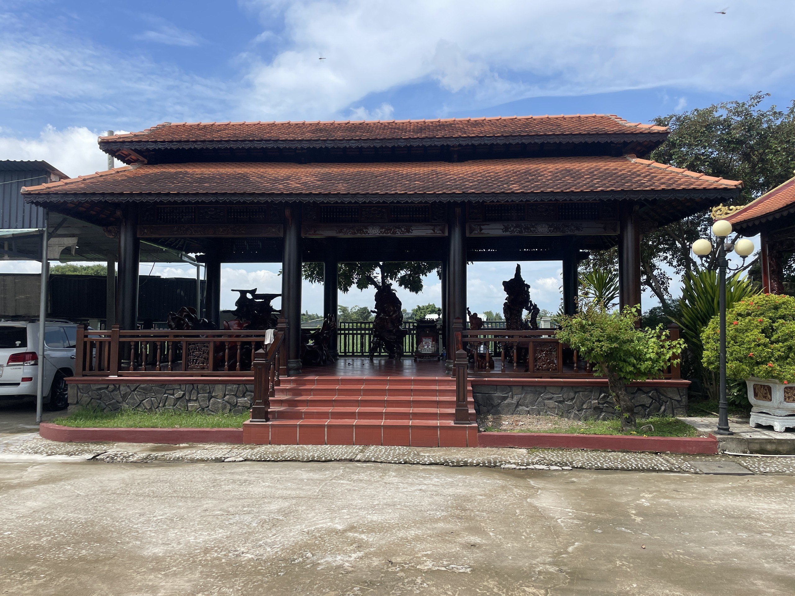 Nhà làm bằng gỗ lim